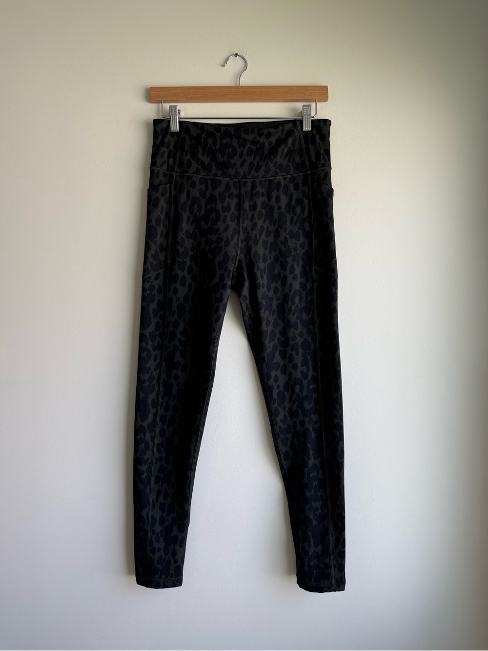 Victoria’s Secret Essential Green Leopard Print Pocket Leggings Size 12